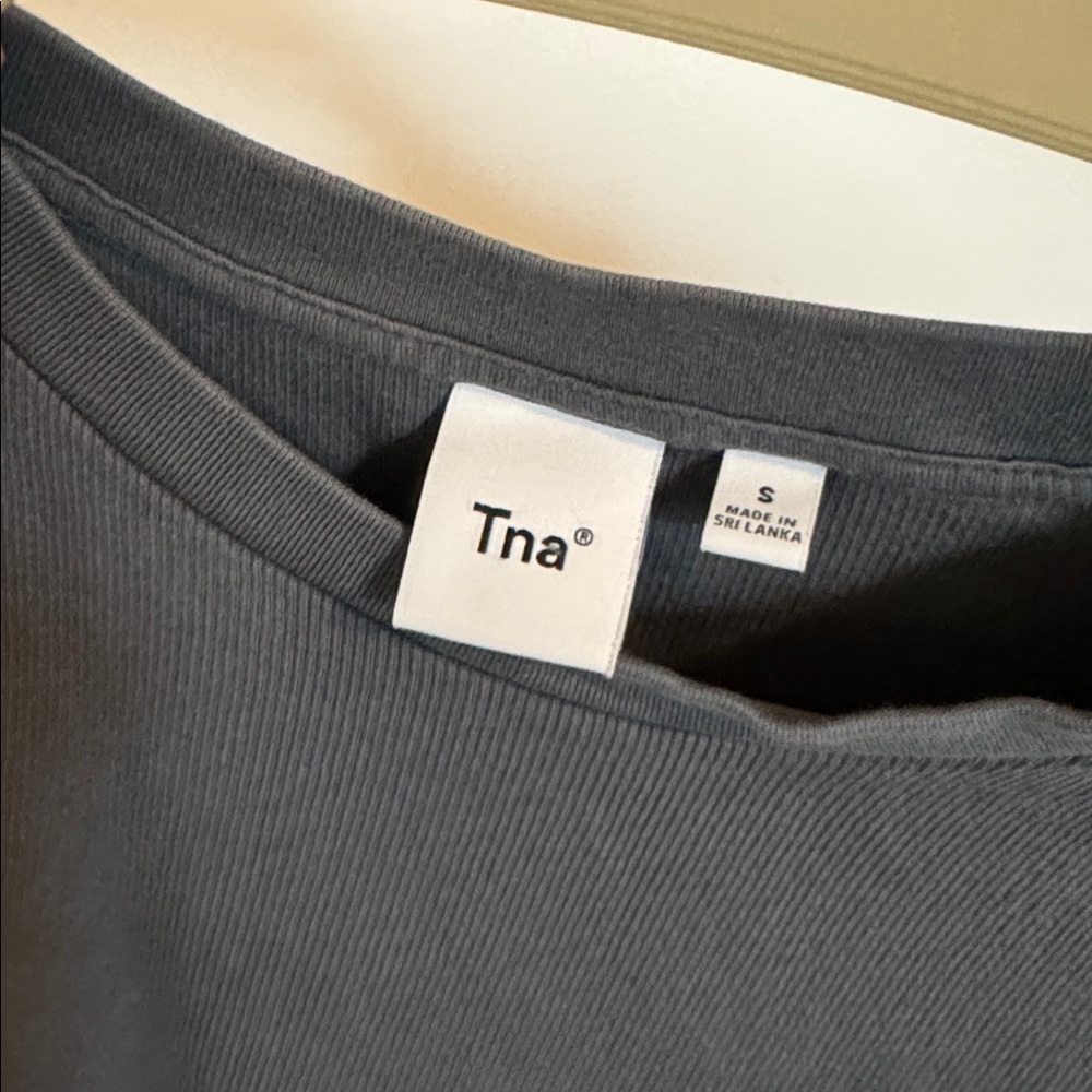 ARITZIA TNA Women's Charcoal Gray T-Shirt Top - Picture 5 of 11